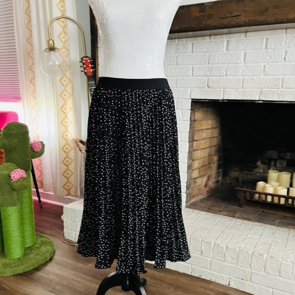 Polka Dot Pleated Skirt. Black with White Polka Dots . Large. - Picture 4 of 5